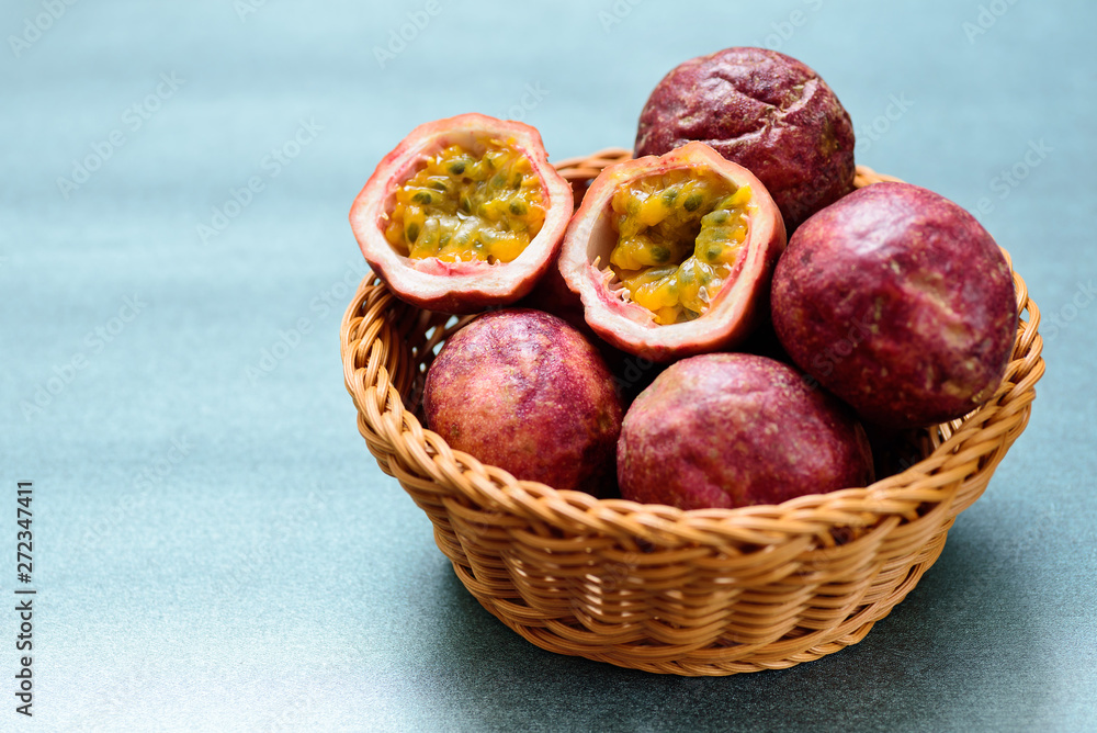 Obraz premium Fresh passion fruit in a basket, tropical and healthy fruit