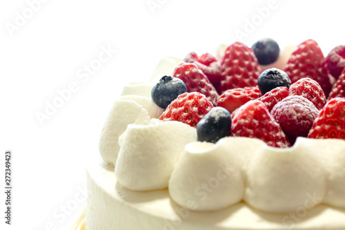 ショートケーキホールのアップと白バック