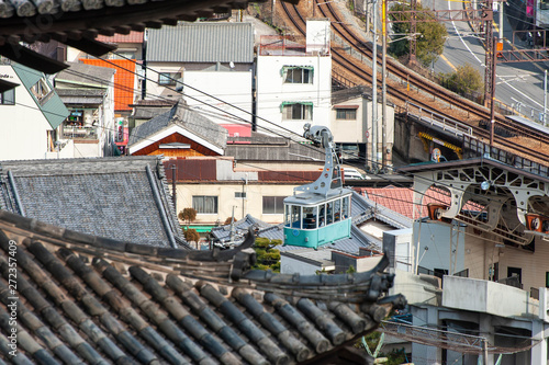 坂のある町で動いているケーブルカー