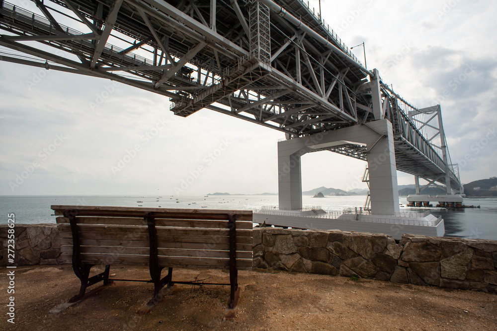 Naklejka premium 淡路島と四国を結ぶ吊り橋とベンチ