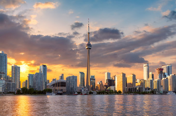 Crédence de cuisine Toronto Skyline de Toronto au soleil couchant  © lucky-photo
