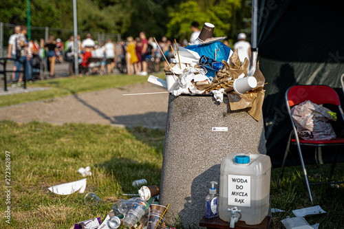 zapełniony kosz na śmieci podczas koncertu