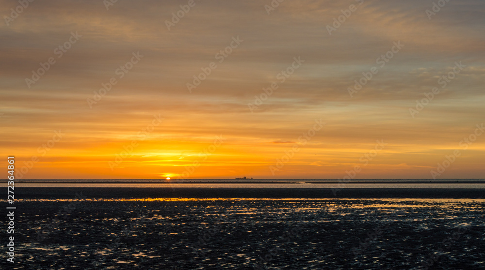 Fototapeta premium Sunrise On Beach Tide Out