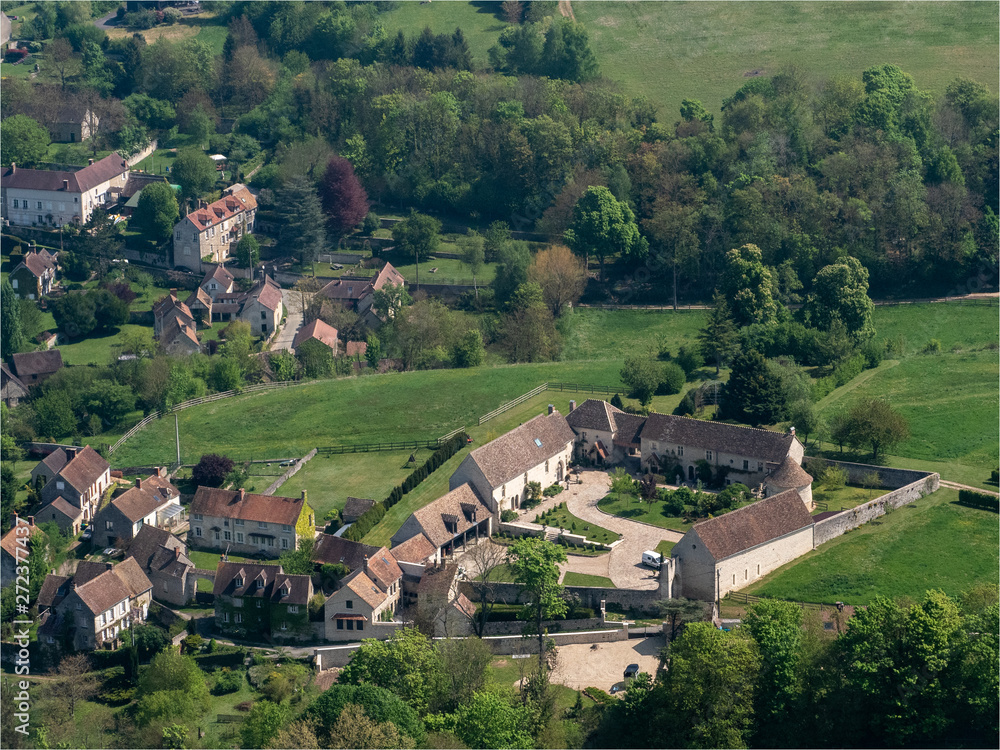 vue aérienne d'une ferme à Delincourt dans l'Oise en France 