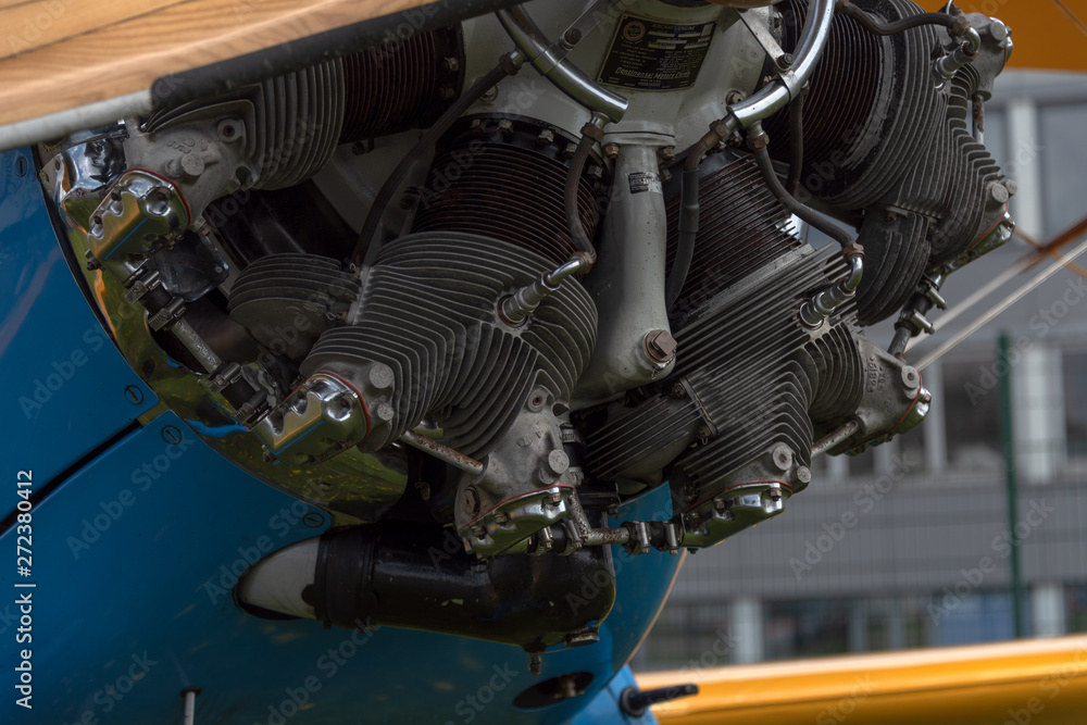 Fototapeta premium Sternmotor eines historischen Sportflugzeugs bei einer Flugschau in Kiel-Holtenau