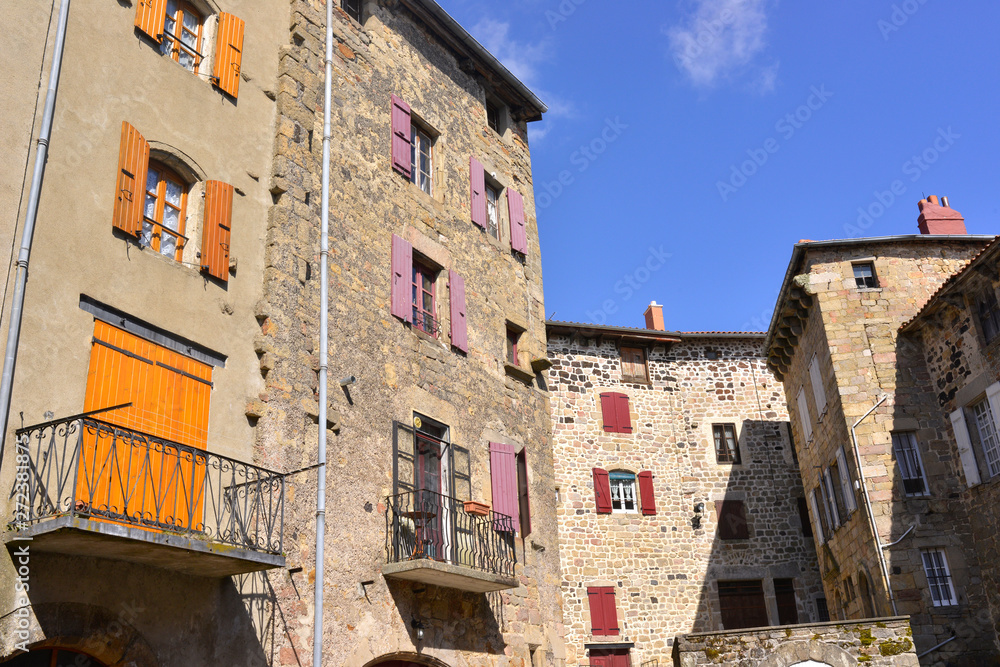 Vieux immeubles de pierres rue des Oules à Pradelles (43420), département de la Haute-Loire en région Auvergne-Rhône-Alpes, France