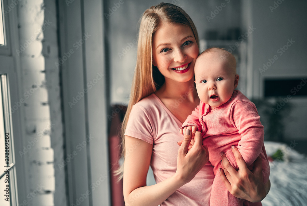 Mother with baby girl - obrazy, fototapety, plakaty 