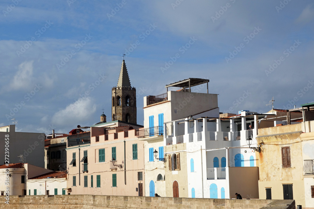 Sardinien Alghero bunte Häuser an der Bastioni Marco Polo
