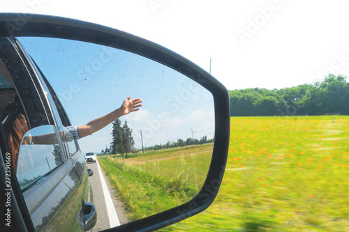 felicità libertà macchina mano fuori dal finestrino photo