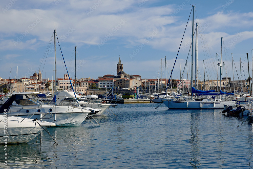 Sardinien Alghero Blick auf Hafen und Altstadt