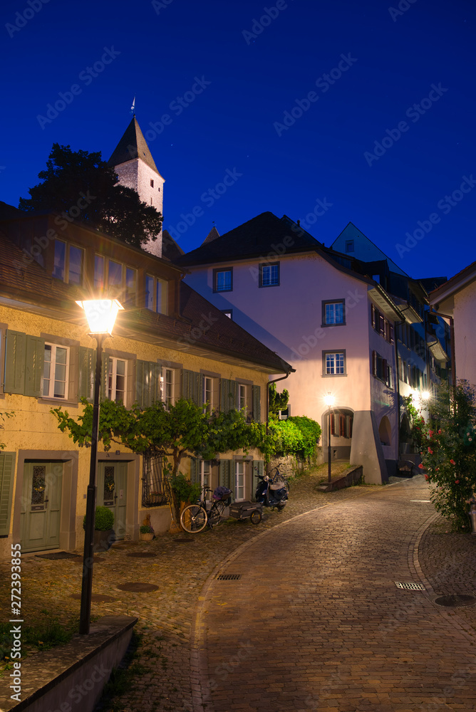Alte Gasse mit Burgturm und Laterne