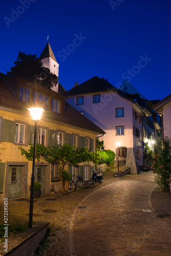 Obraz na płótnie Alte Gasse mit Burgturm und Laterne w salonie