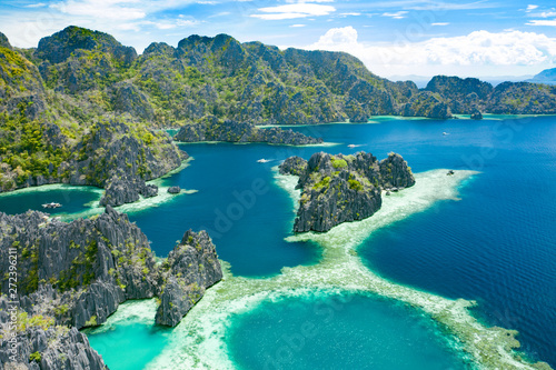 Widok z lotu ptaka piękne laguny i wapienne falezy Coron, Palawan, Filipiny