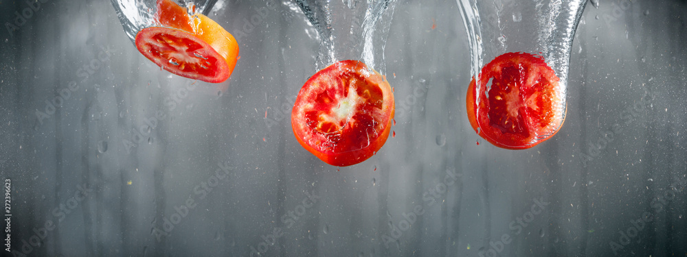 Fototapeta premium Tomato slices in water