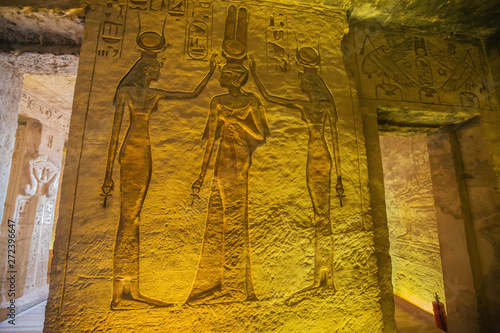 Foto Nefertari together with Hathor and Isis, depicted  in the Small Temple of Abu Si