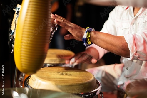 Foto ethnic percussion drummer with musical instrument jembe