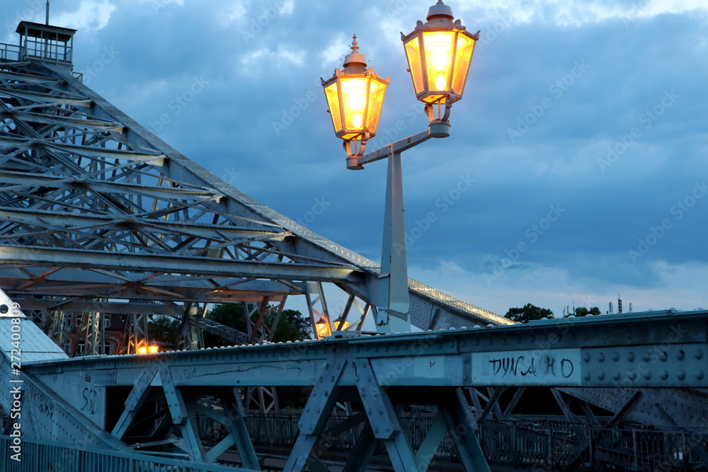 Fototapeta premium Die Loschwitzer Brücke-Das Blaue Wunder Dresdens