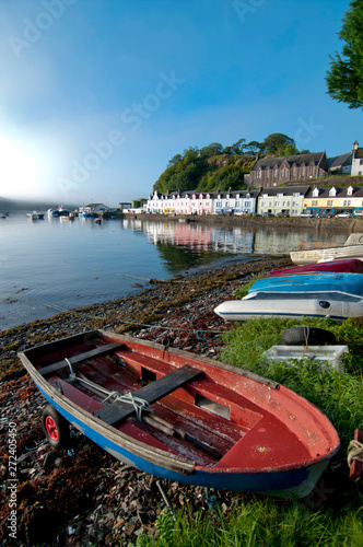 Obraz na płótnie UK, Scotland, Inner Hebrides, Isle of Skye, Portree harbour w salonie