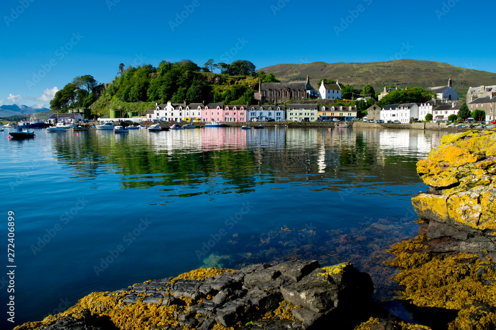 Obraz premium UK, Scotland, Inner Hebrides, Isle of Skye, Portree harbour