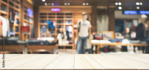 Obraz na plátne Empty wood table top with abstract blur clothing store in modern shopping mall d