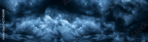 Obraz na plátně Dark cloudy sky before thunderstorm panoramic background