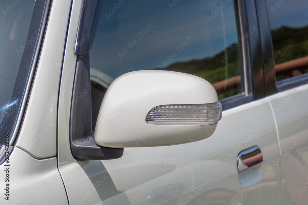 バックミラー　rearview mirror