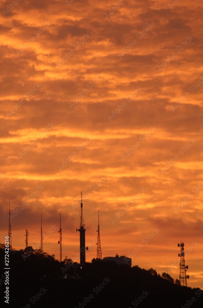Fototapeta premium Nascer do sol no Morro da Cruz, cidade de Florianópolis, estado de Santa Catarina, Brasil