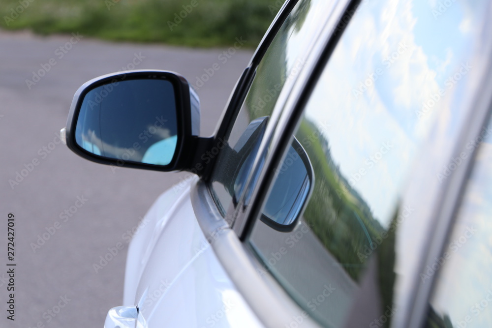 Auto Seitenspiegel auf der Fahrerseite als Hintergrund mit Raum für Text