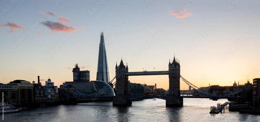 Naklejka premium UK, England, London, Tower Bridge and Shard, dusk