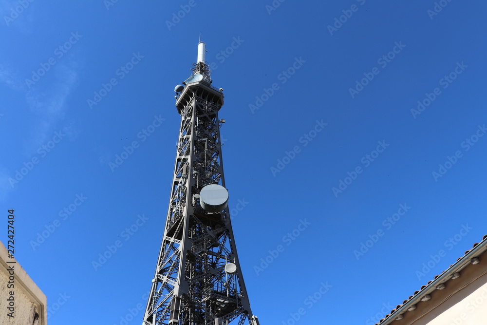 Obraz premium Ville de Lyon - La tour métallique de Fourvière qui mesure 85 mètres de hauteur et est le point le plus haut de la ville de lyon, inaugurée en 1894