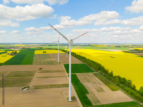 Obraz na płótnie Wiatrak wiatraki elektrownia wiatrowa rzepak pole w salonie