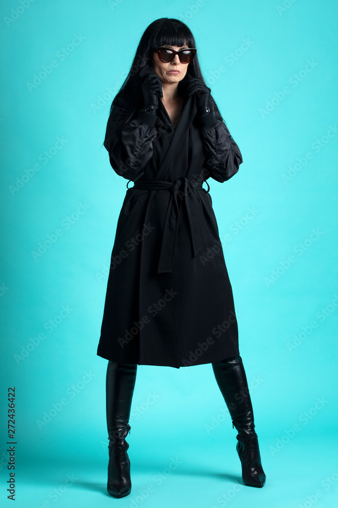 Naklejka premium Femme trench et solaire en studio 