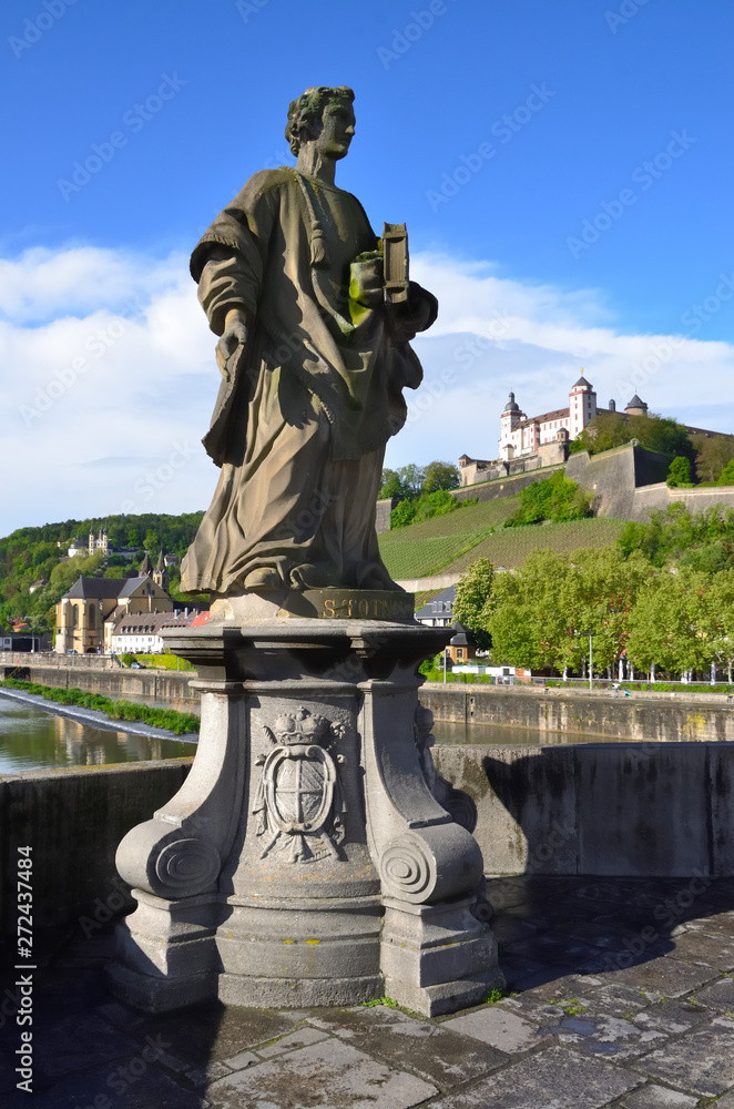 Obraz premium Statue vor Festung Marienberg auf Alter Mainbrücke, Würzburg
