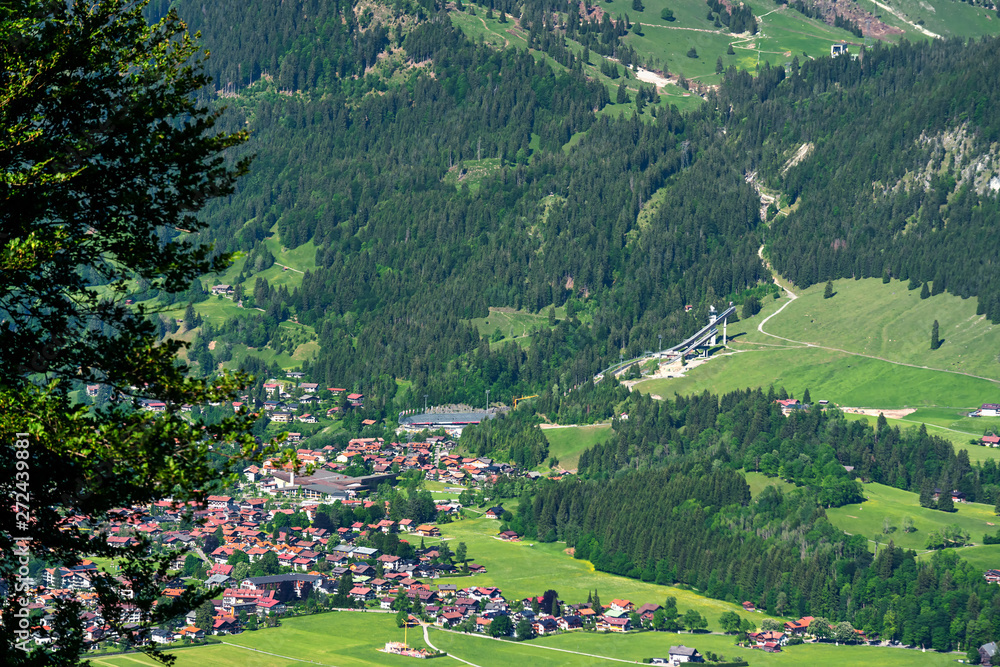 Blick auf Oberstdorf  mit Skiflugschanze