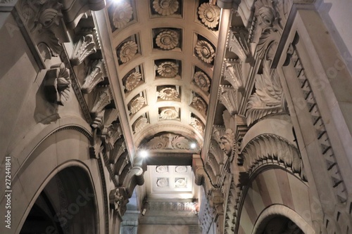 Ville de Lyon - La crypte de la Basilique de Fourvière dédiée à Saint Joseph - église basse photo