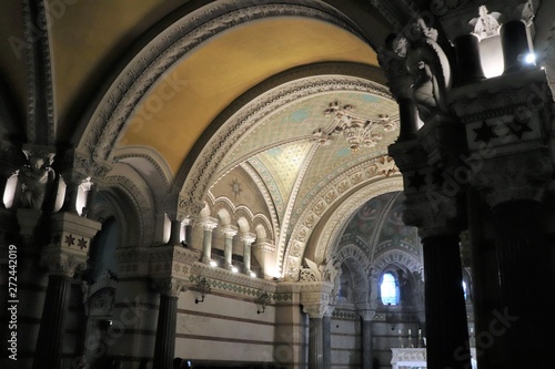 Ville de Lyon - La crypte de la Basilique de Fourvi  re d  di  e    Saint Joseph -   glise basse
