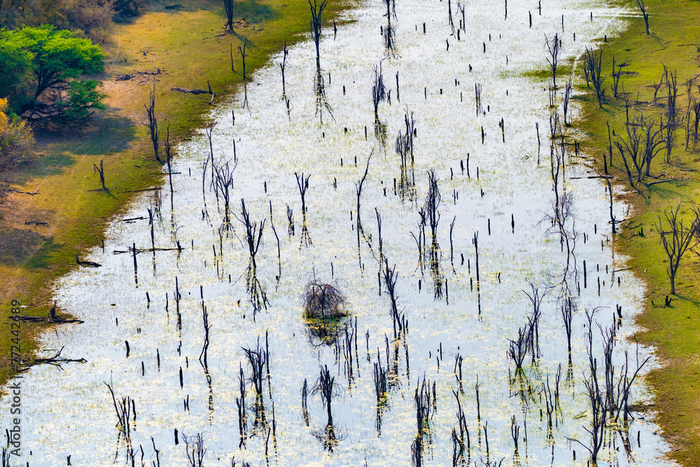malerischer Flusslauf im Okavango Delta aus der Luft, Botswana