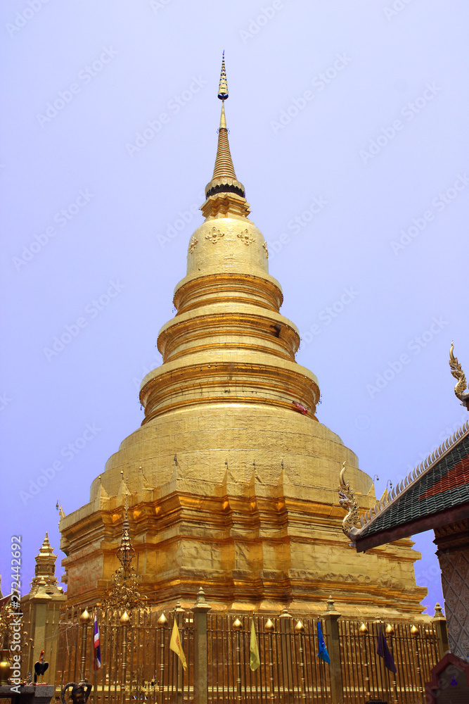 Fototapeta premium Phra That Hariphunchai Temple, Lamphun, Northern Thailand