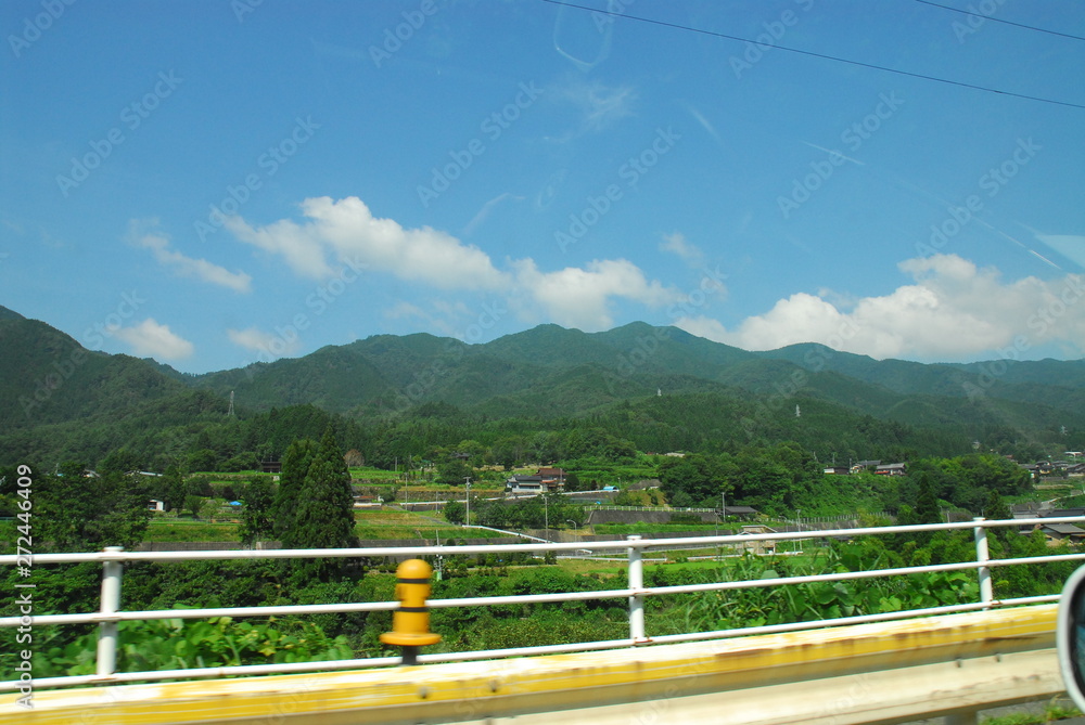 Fototapeta premium 田舎の田んぼと道路の風景