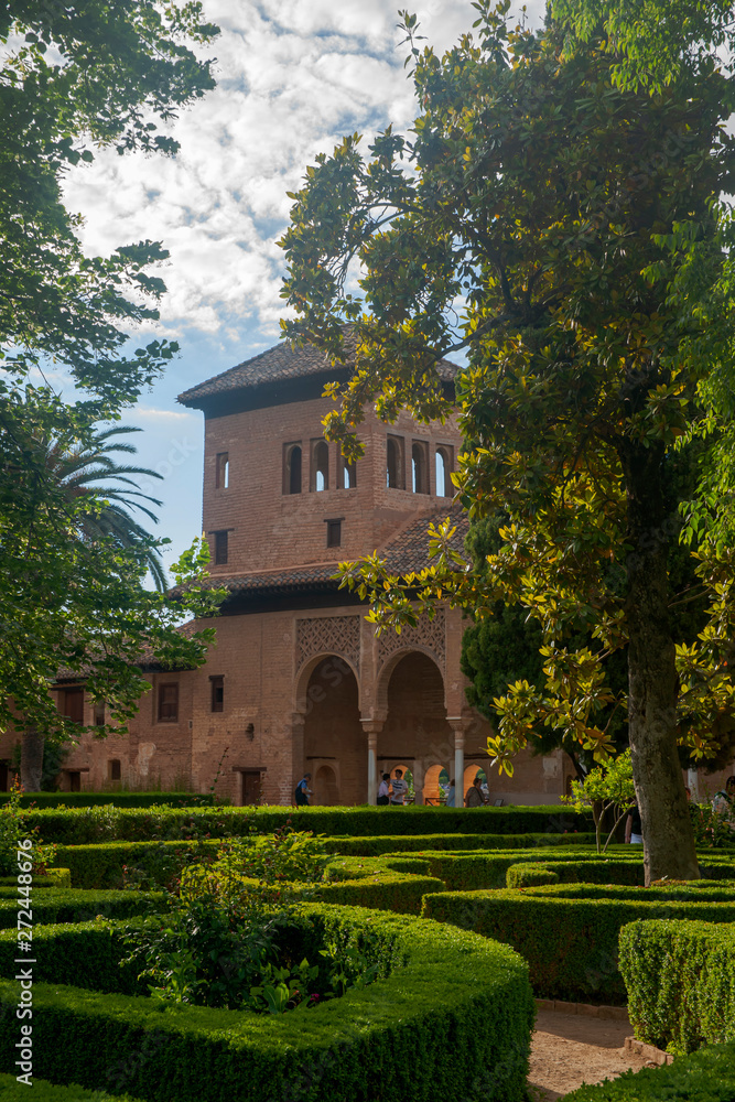 Fototapeta premium Jardín de los palacios nazaríes de la Alhambra de Granada, España