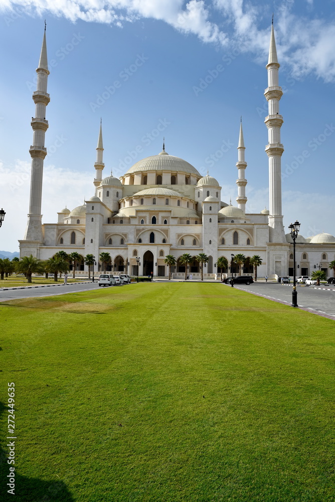 Fototapeta premium Grand Sheikh Zayed Mosque, Fujairah, United Arab Emirates, June 4, 2019. view of the mosque in the day