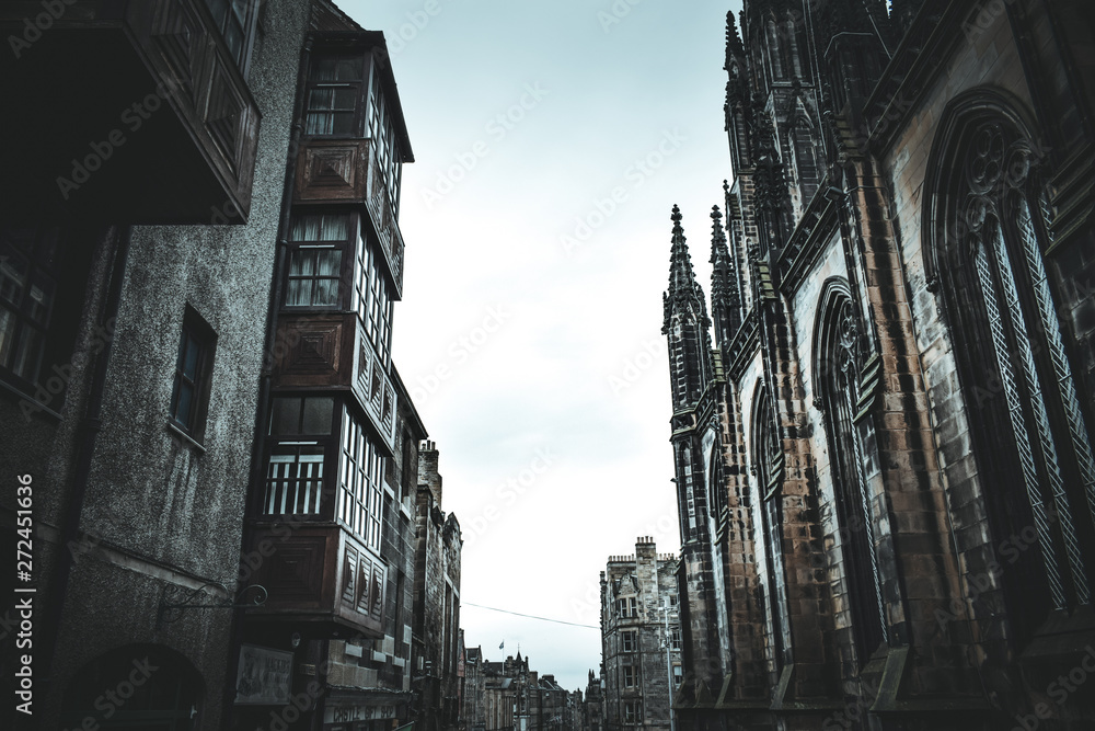Obraz premium Historic Town Houses and beautiful architecture in Edinburgh Old Town