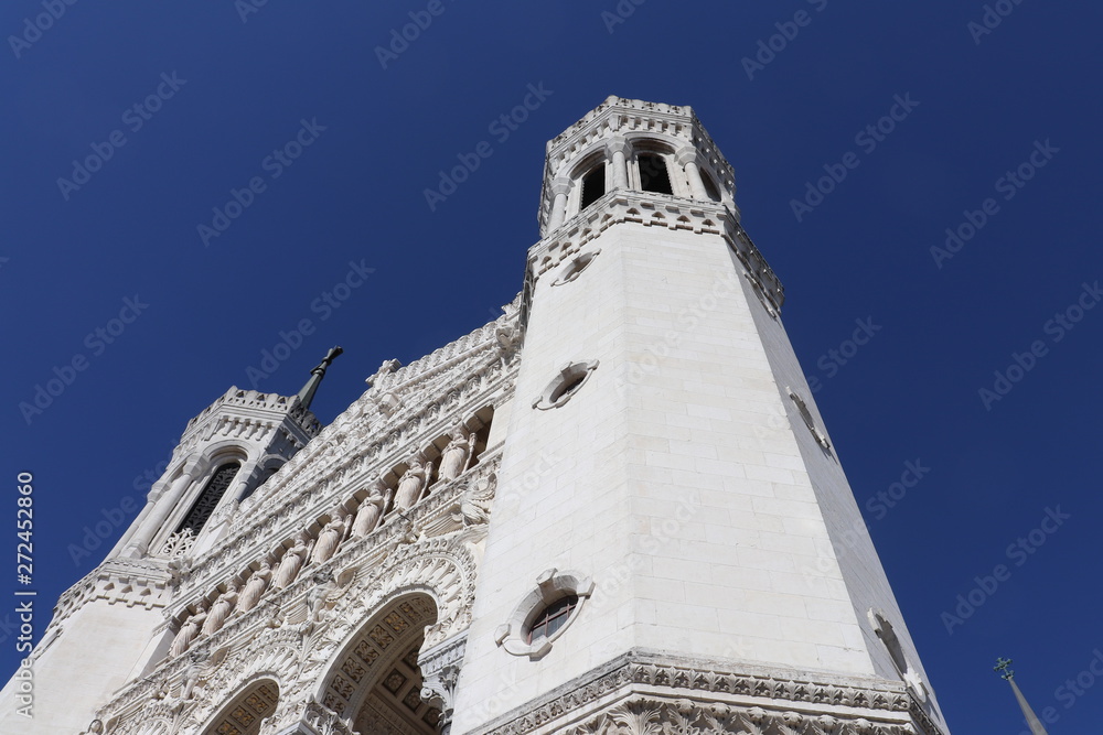 Obraz premium Ville de Lyon - La Basilique Notre Dame de Fourvière ouverte en 1872 - architecture de style néo-byzantin ou romano-byzantin - extérieur