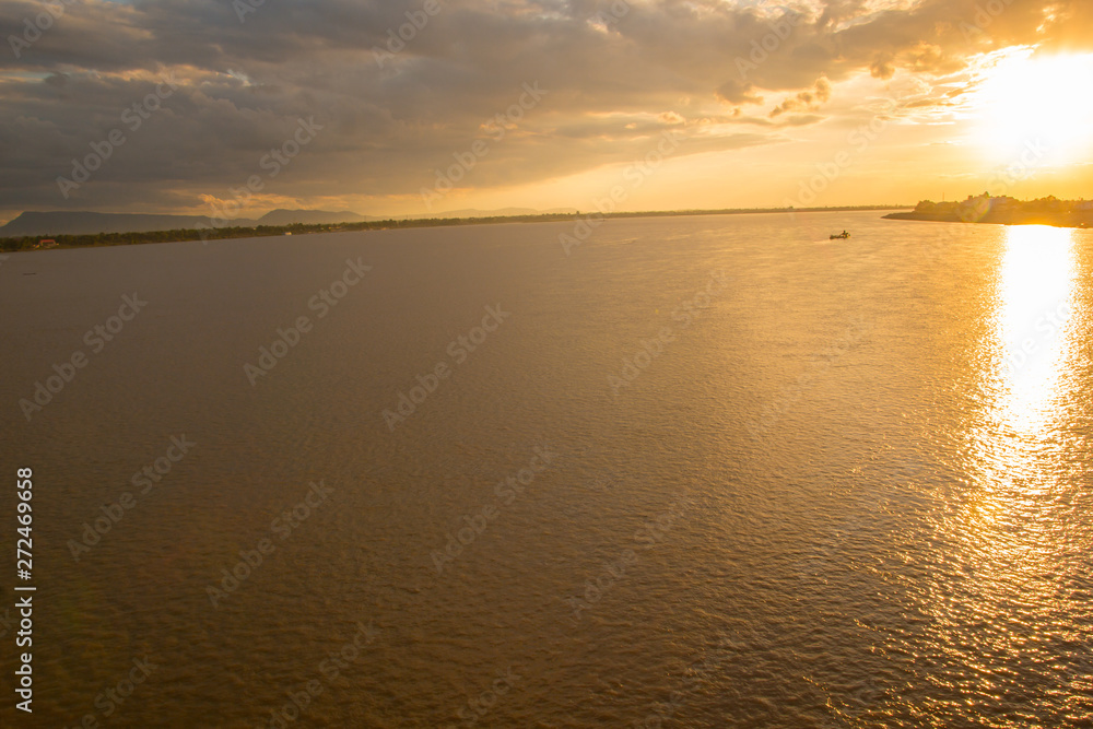 Naklejka premium Mekong River Against Cloudy Sky