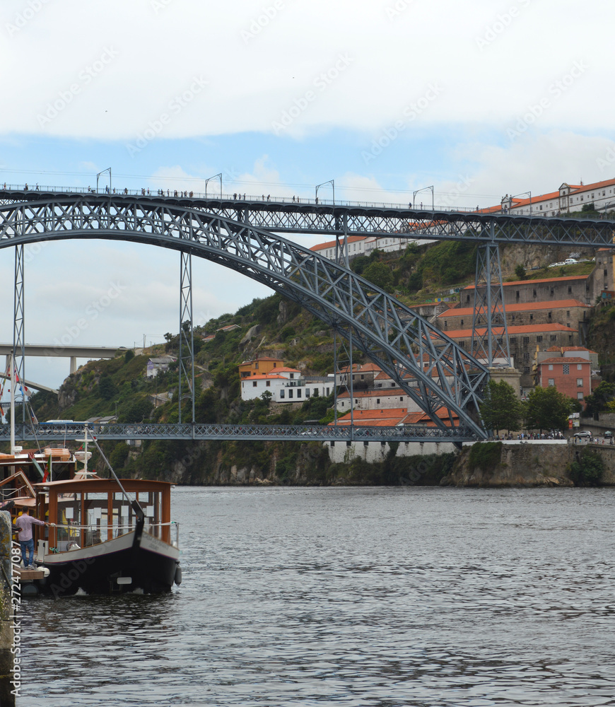 Naklejka premium Ciudad de Oporto, Portugal, con barcos.