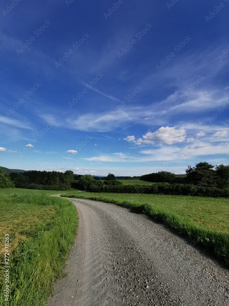 Himmel mit Feldweg hoch