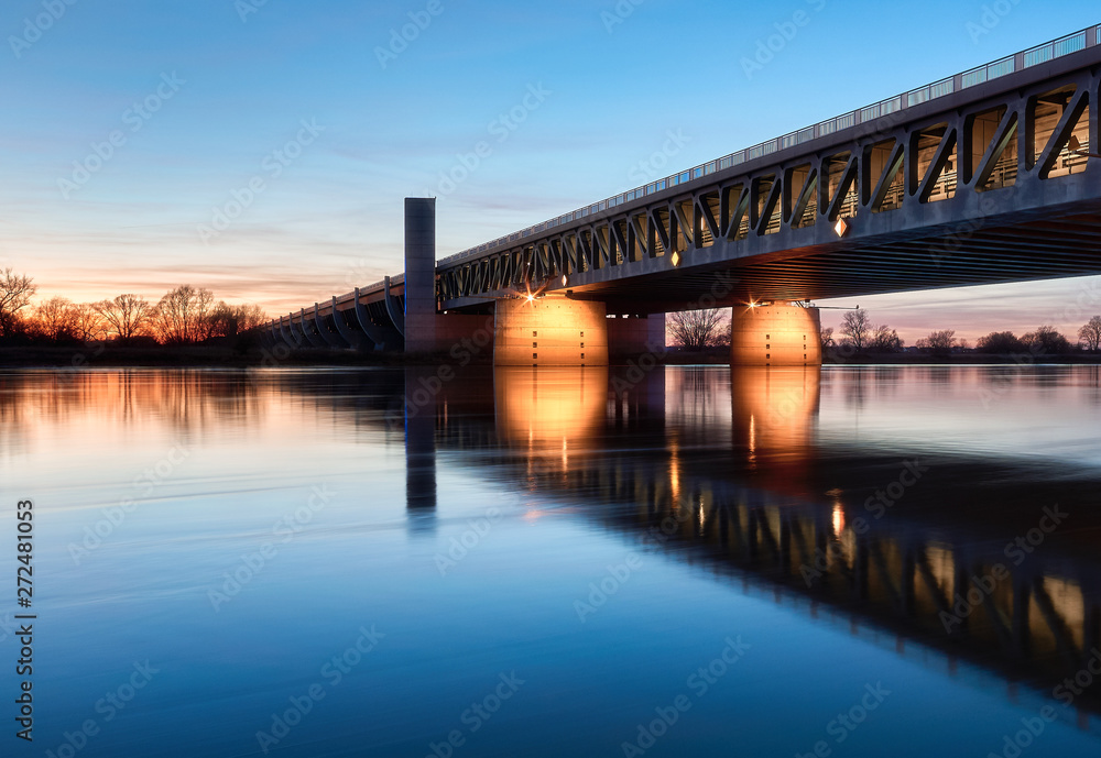 Trogbrücke Elbe Wasserstraßenkreuz Magdeburg Blaue Stunde