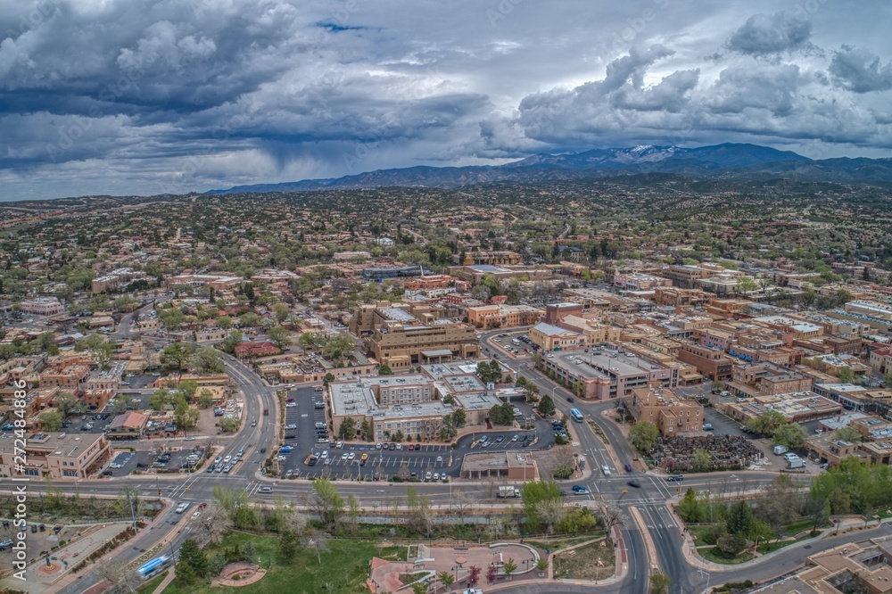 Obraz premium Santa Fe to mała stolica stanu Nowy Meksyk z budynkami w regionalnym stylu Pueblo
