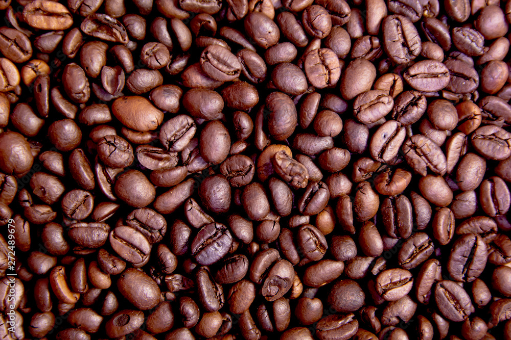 Fototapeta premium Tło palonych ziaren kawy, brązowe ziarna kawy mogą być używane jako tło