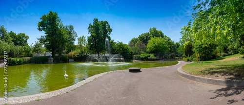 vue panoramique du bassin du jardin Lecoq, Clermont-Ferrand. Sans personnage photo